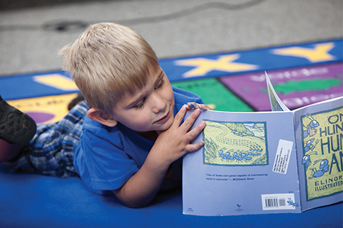 Un niño leyendo un libro